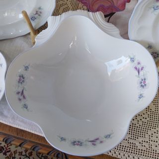 Vajilla BIDASOA porcelana blanca y morada