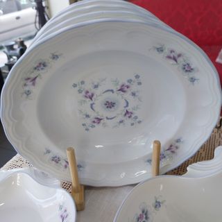 Vajilla BIDASOA porcelana blanca y morada