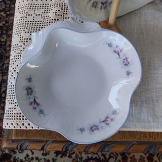 Vajilla BIDASOA porcelana blanca y morada
