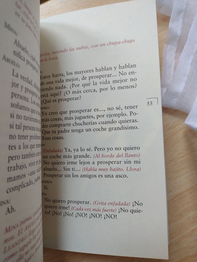 Lejos. Teatro, diálogos. Sopa De Libros / Books.