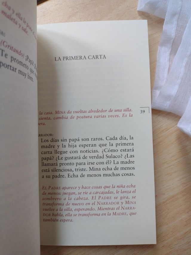 Lejos. Teatro, diálogos. Sopa De Libros / Books.