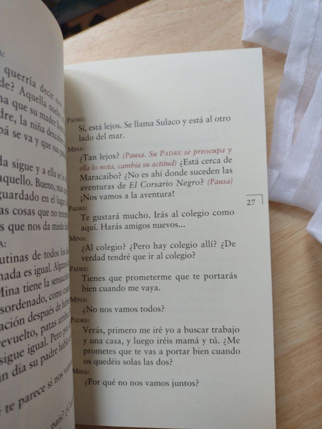 Lejos. Teatro, diálogos. Sopa De Libros / Books.