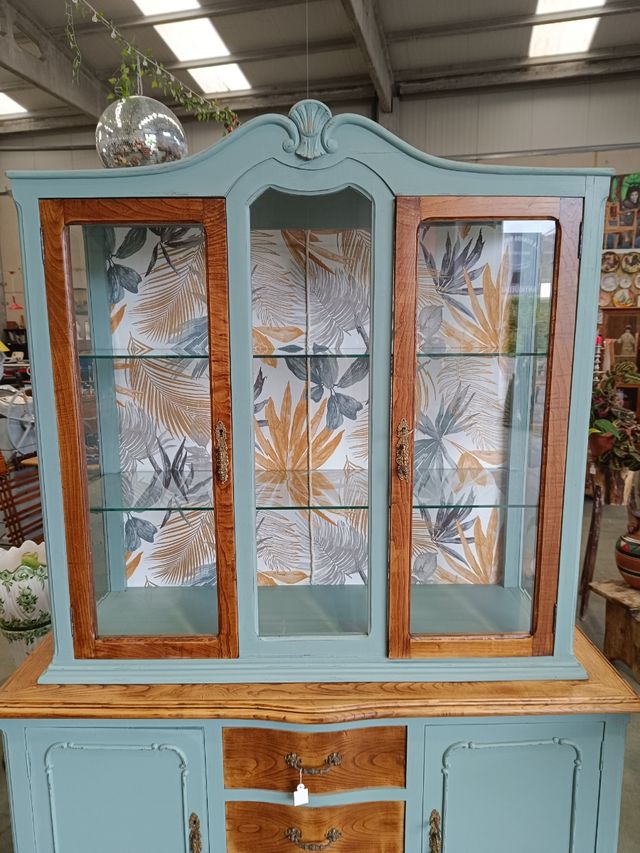 Mueble vitrina de castaño