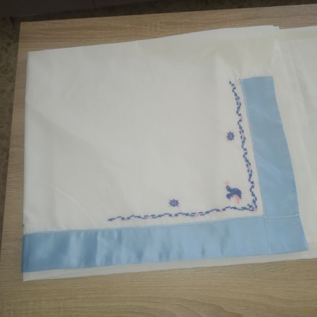 Sábana cuna bordada a mano