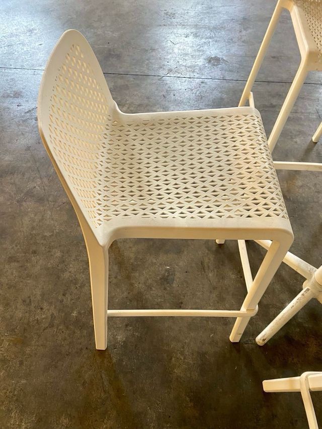 Mesa alta de madera con 4 sillas blancas de pvc