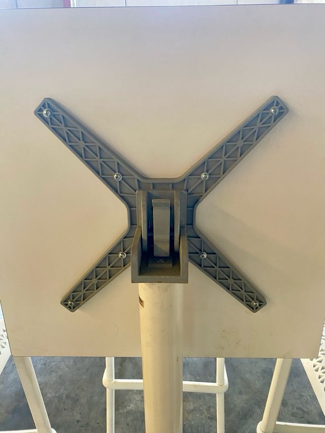 Mesa alta de madera con 4 sillas blancas de pvc