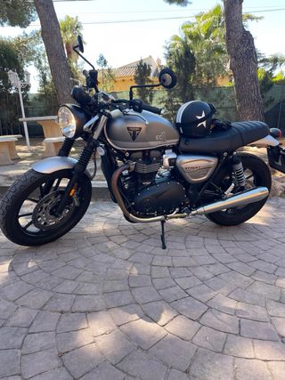 Triumph Street Twin 900 EC1
