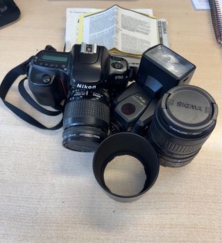 Cámara Nikon F50 + accesorios