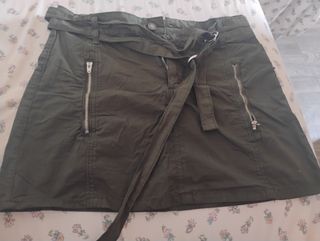 Falda corta verde militar mujer