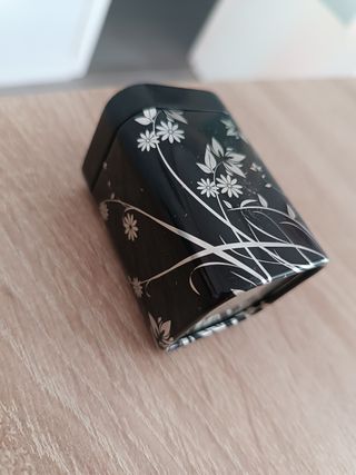 Caja metálica negra con flores