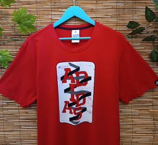 Camiseta Adidas roja estampada