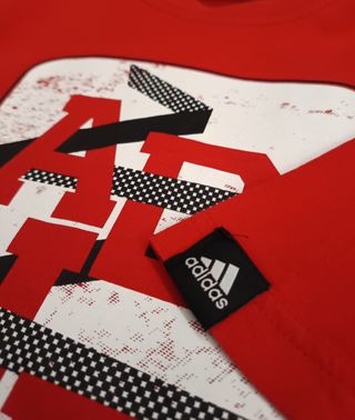 Camiseta Adidas roja estampada
