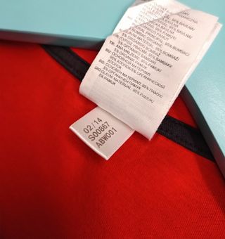 Camiseta Adidas roja estampada