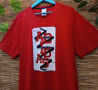 Camiseta Adidas roja estampada