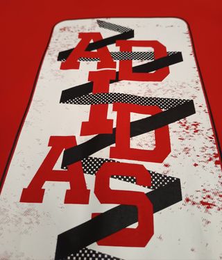 Camiseta Adidas roja estampada