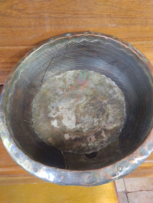 Cuenco madera y latón repujado,antiguo.