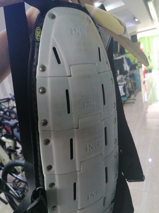 Espaldera protectora bici, moto..