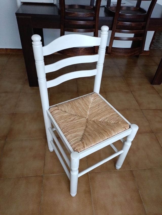 2 Sillas blancas mimbre-madera