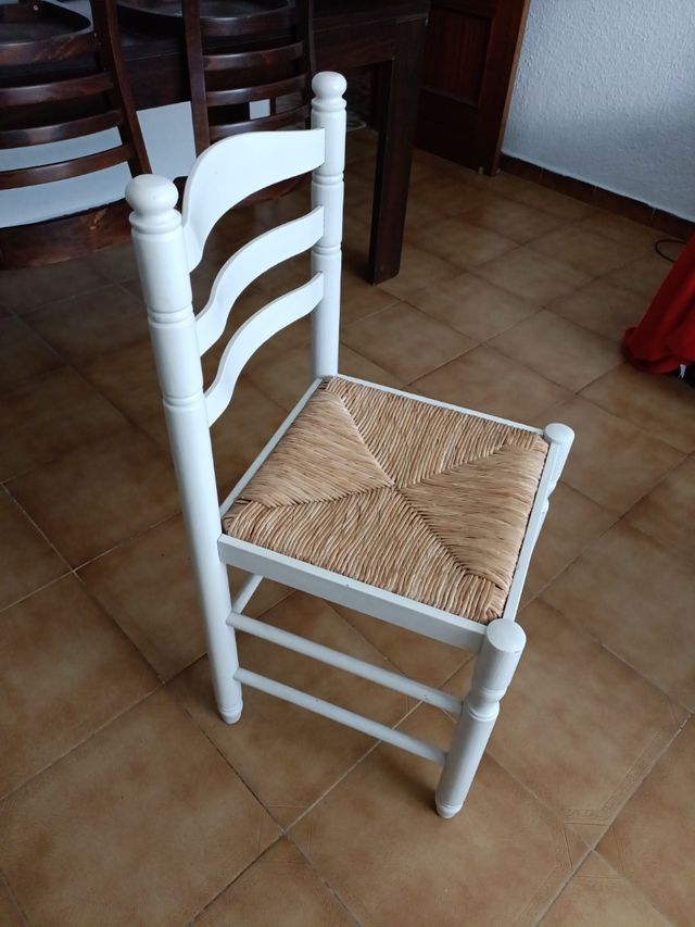 2 Sillas blancas mimbre-madera