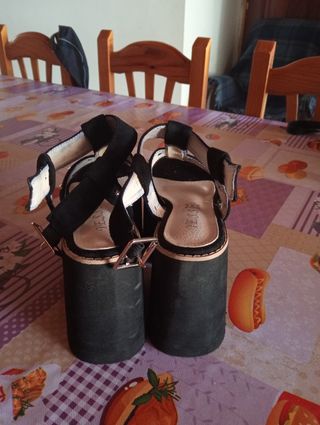 Sandalias plataforma negras plateadas