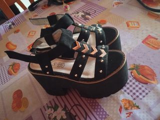 Sandalias plataforma negras plateadas
