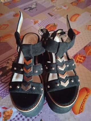 Sandalias plataforma negras plateadas