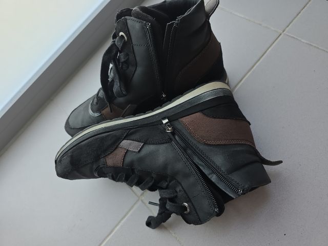 Zapatillas altas negras y marrones