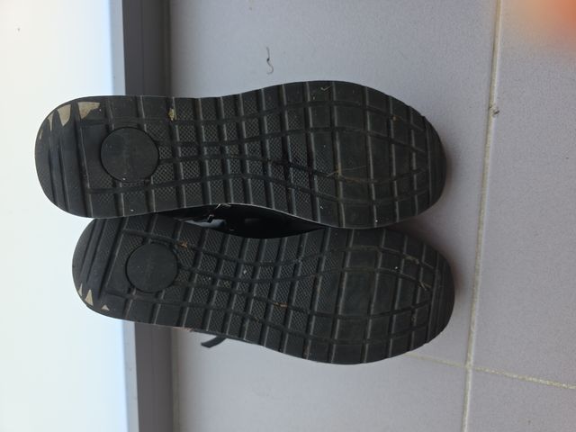 Zapatillas altas negras y marrones