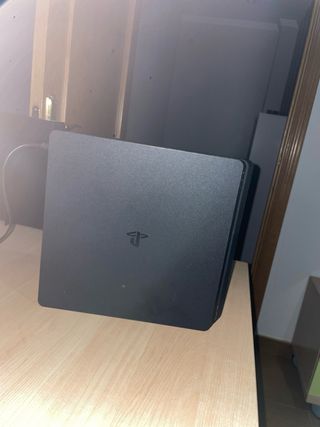 PS4 (PlayStation 4 slim nera)