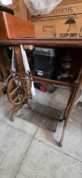 Máquina coser antigua con su tablero y su cajón.