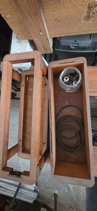 Máquina coser antigua con su tablero y su cajón.