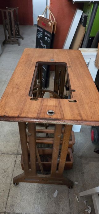 Máquina coser antigua con su tablero y su cajón.