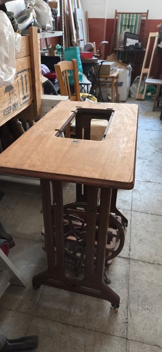 Máquina coser antigua con su tablero y su cajón.