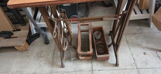 Máquina coser antigua con su tablero y su cajón.