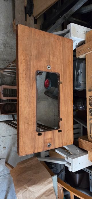 Máquina coser antigua con su tablero y su cajón.