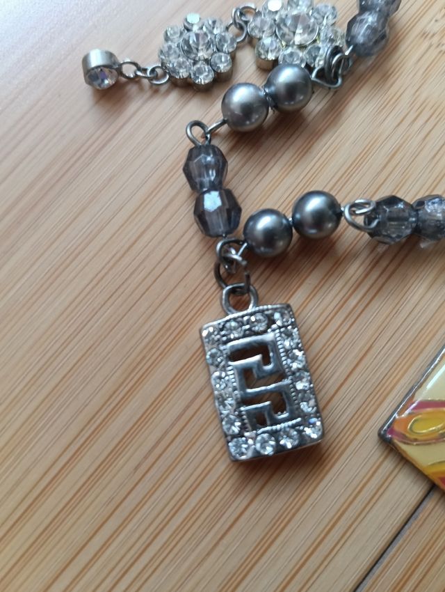 Braccialetto con charms
Regolabile
Lunghezza: 28cm