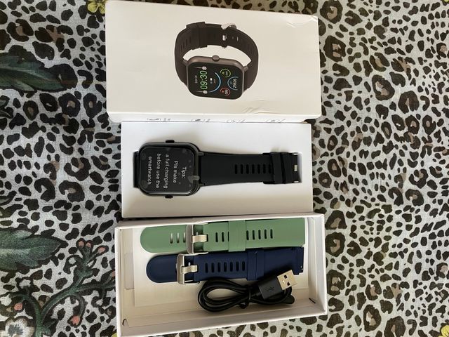 Smartwatch nuevo - 2 correas mas negro y verde