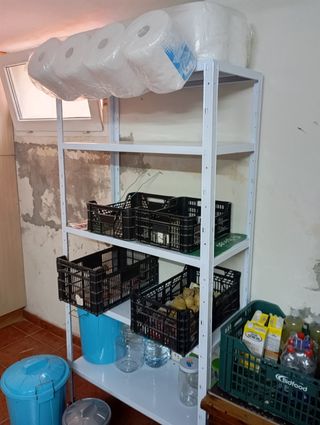 Estantería metálica blanca