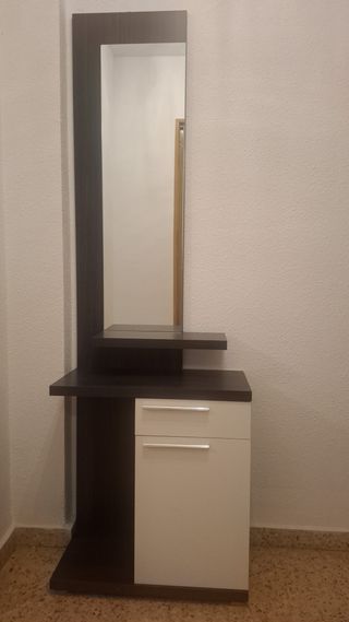 Mueble recibidor blanco y marrón