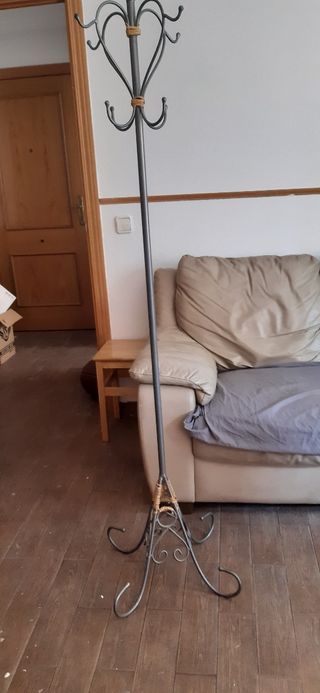 Perchero pie metal gris