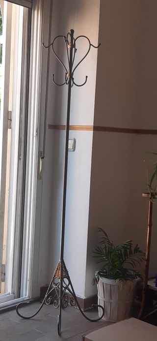 Perchero pie metal gris