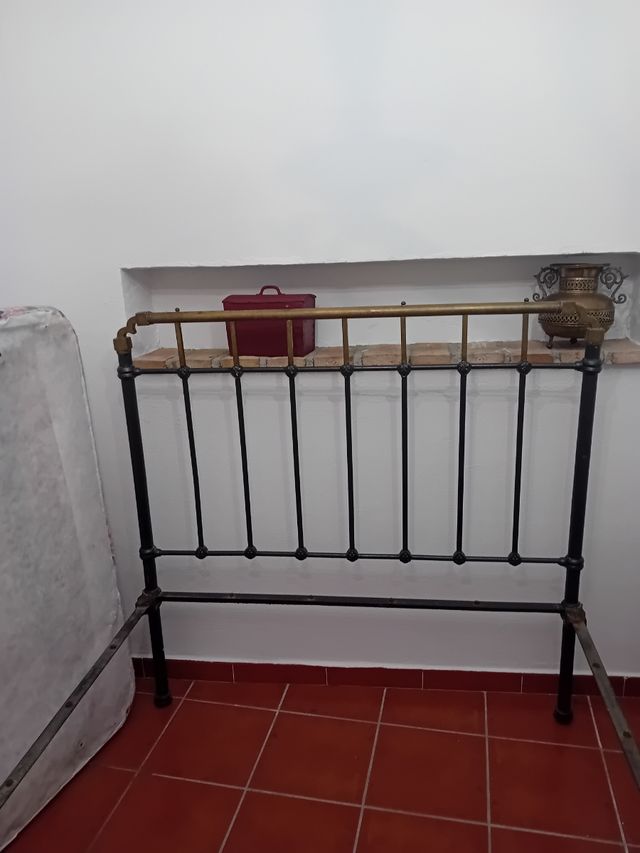 Cama forja negra y dorada