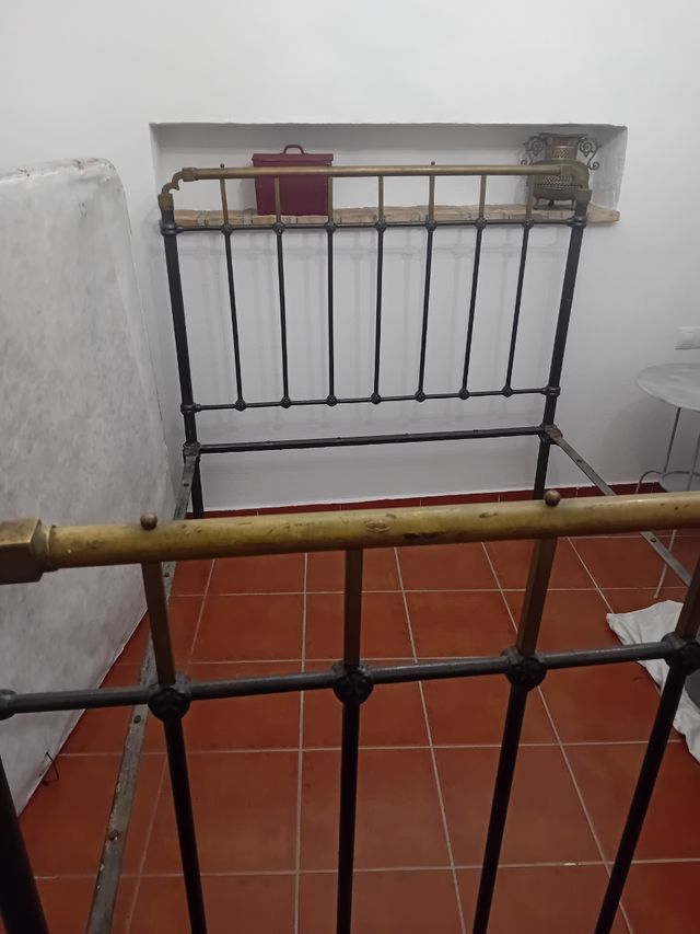 Cama forja negra y dorada