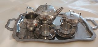 Juego de té metálico plateado de acero inox.