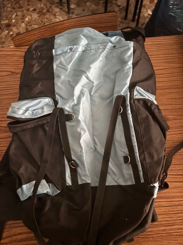 Mochila azul y negra