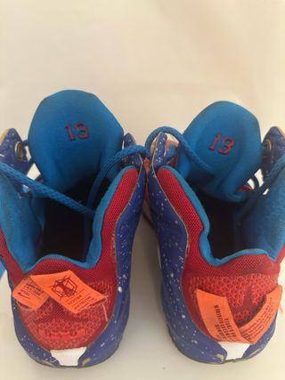 Zapatillas Nike LeBron James rojas y azules