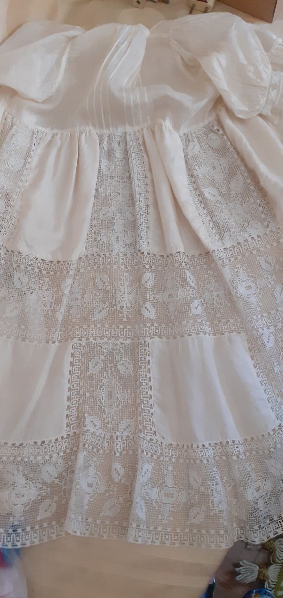 Vestido bebé antiguo encaje,con su capa.