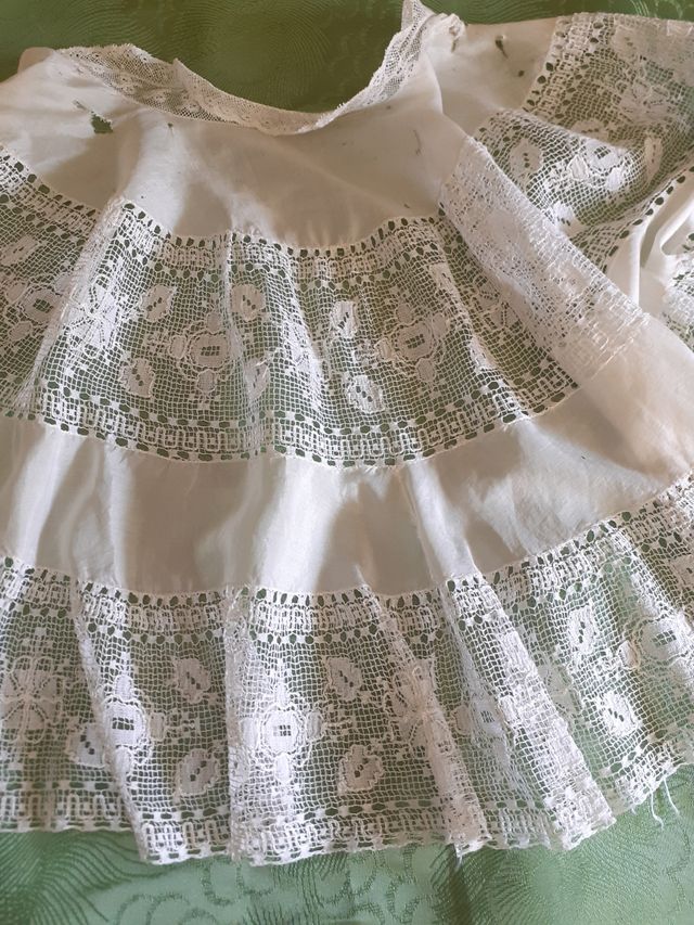Vestido bebé antiguo encaje,con su capa.