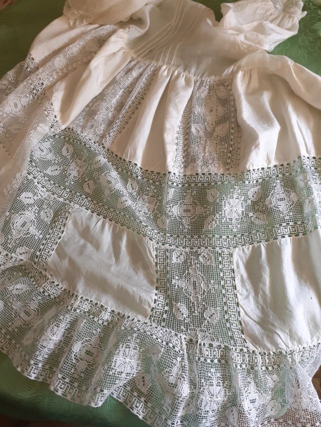 Vestido bebé antiguo encaje,con su capa.