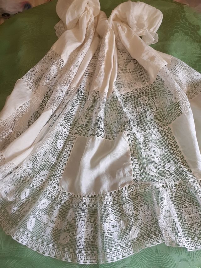 Vestido bebé antiguo encaje,con su capa.